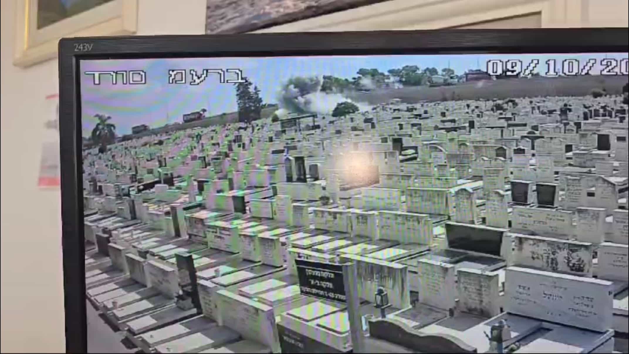 תיעוד בלעדי ממצלמת האבטחה: פגיעה ישירה בבית העלמין צור שלום | צפו