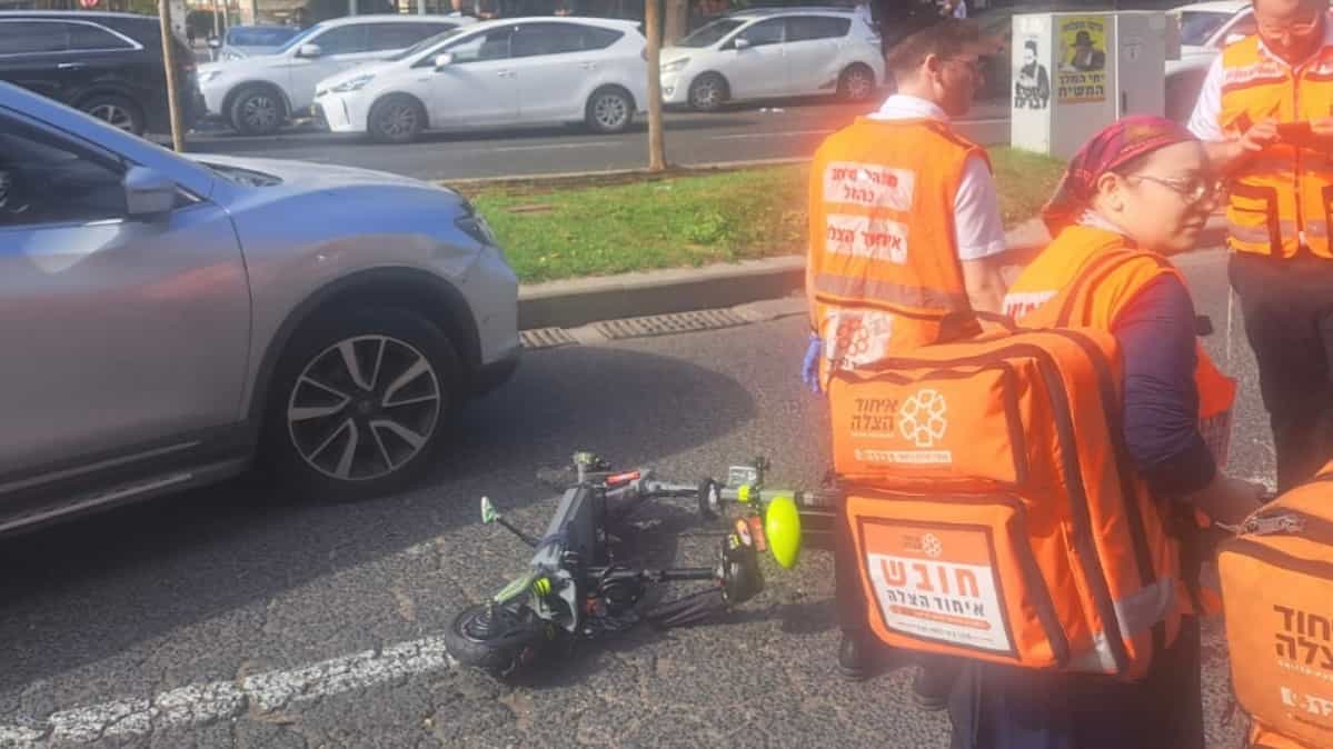 רוכב קורקינט חשמלי נפצע בינוני בתאונת דרכים בבני ברק