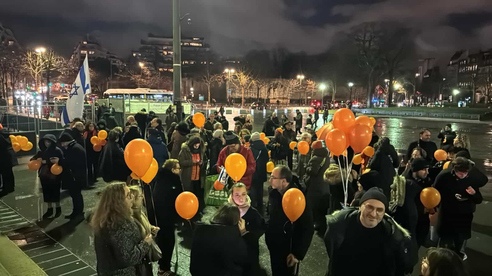 לזכר הביבסים | בניין האספה הלאומית בצרפת הואר בכתום ובמקום נערך טקס | צפו