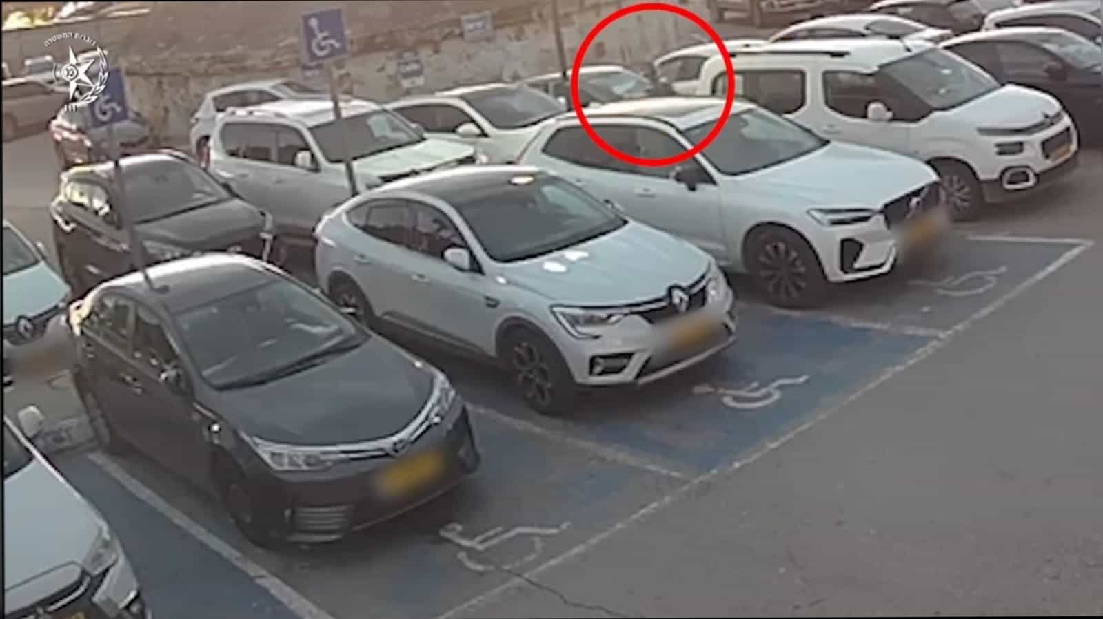 כך פרץ ערבי מטירה לכלי רכב בחניון בביה"ח בצפון | צפו