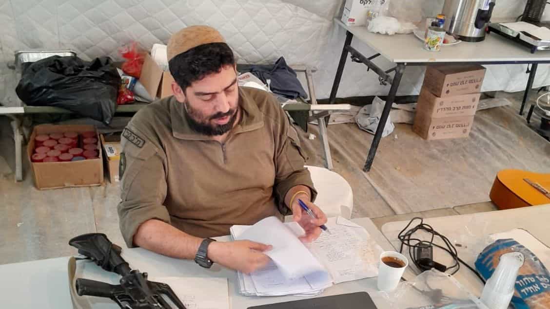 תעשו כבוד למורה הלוחם שבודק מבחנים בלב עזה