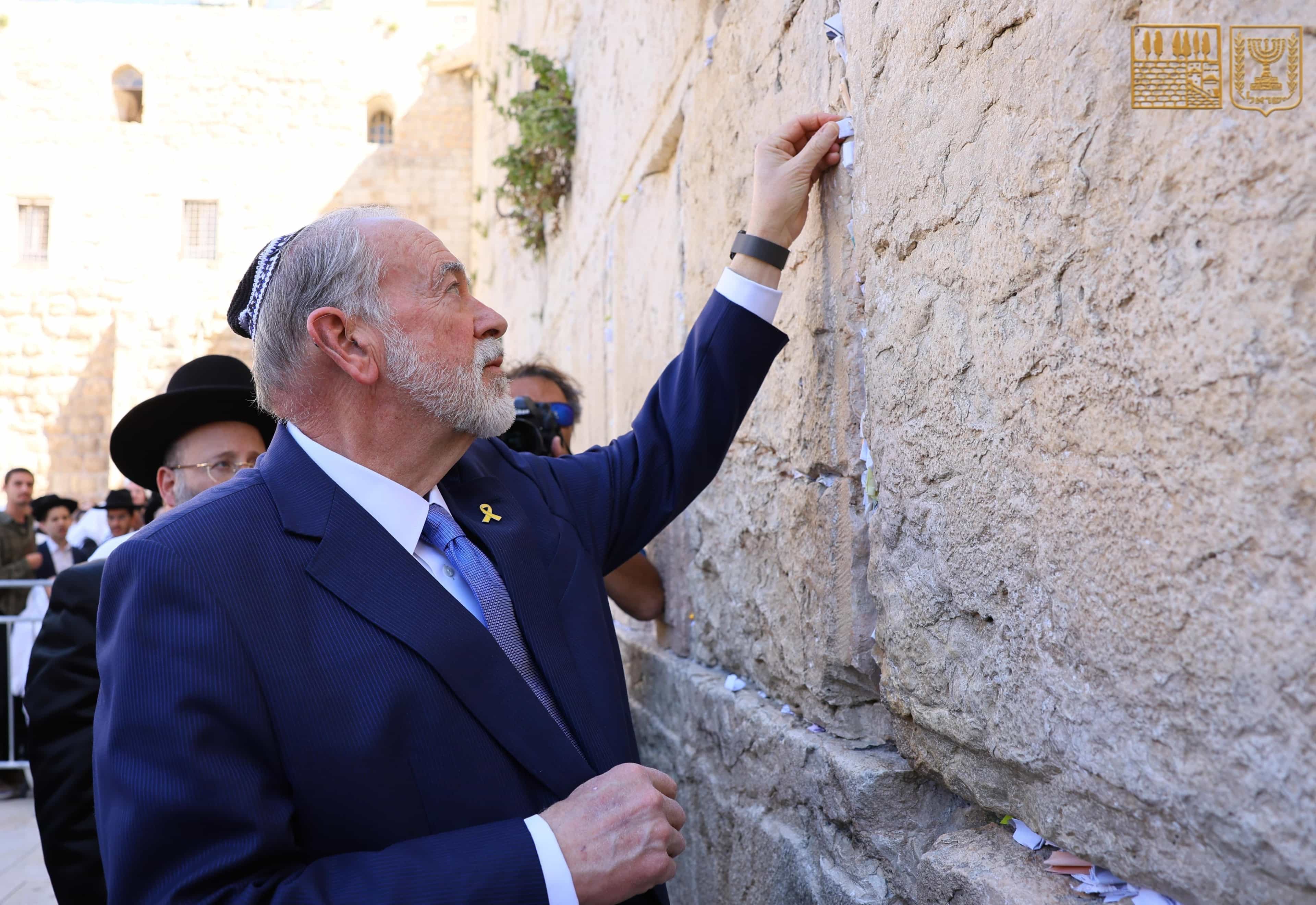 שגריר ארה"ב תקף את מקרון: "תנו להם את הריביירה"