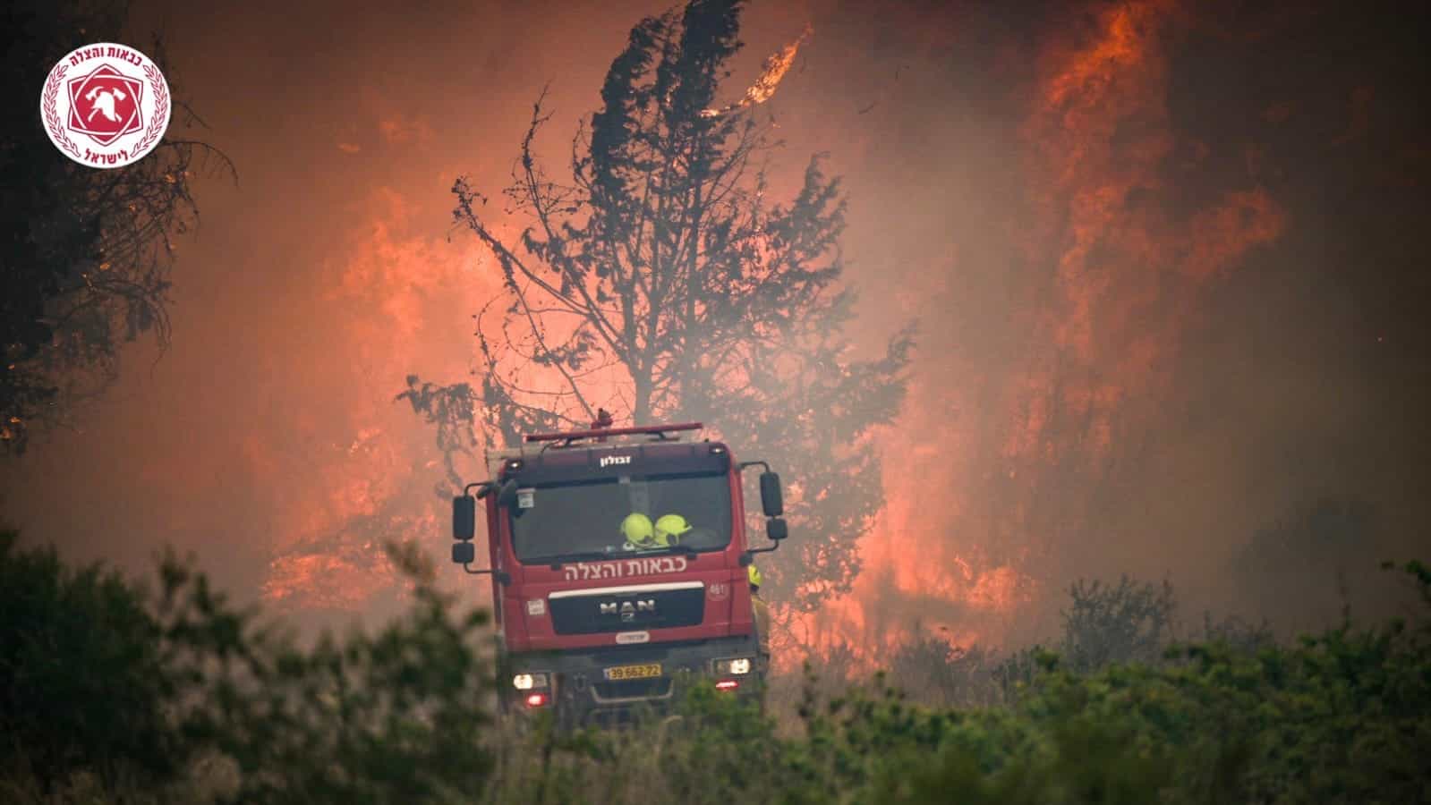 האש מתקרבת לבתי היישוב: לוחמי האש נאבקים בלהבות בדרום הר חברון