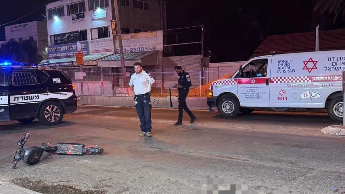 רוכב קורקינט חשמלי נפגע מרכב בפתח תקווה - מצבו קשה