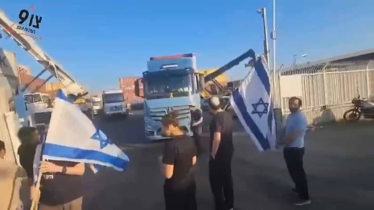 לפנות בוקר: פעילי צו 9 חסמו משאיות בנמל אשדוד