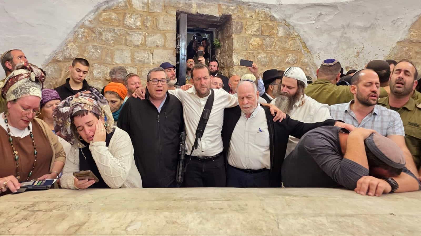 בהובלת משפחות שכולות | אלפים נכנסו הלילה לקבר יוסף בשכם
