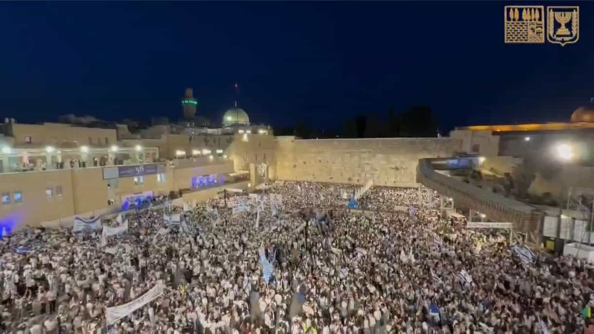 יום ירושלים | המונים בריקוד הדגלים והשר שהפתיע בשירה