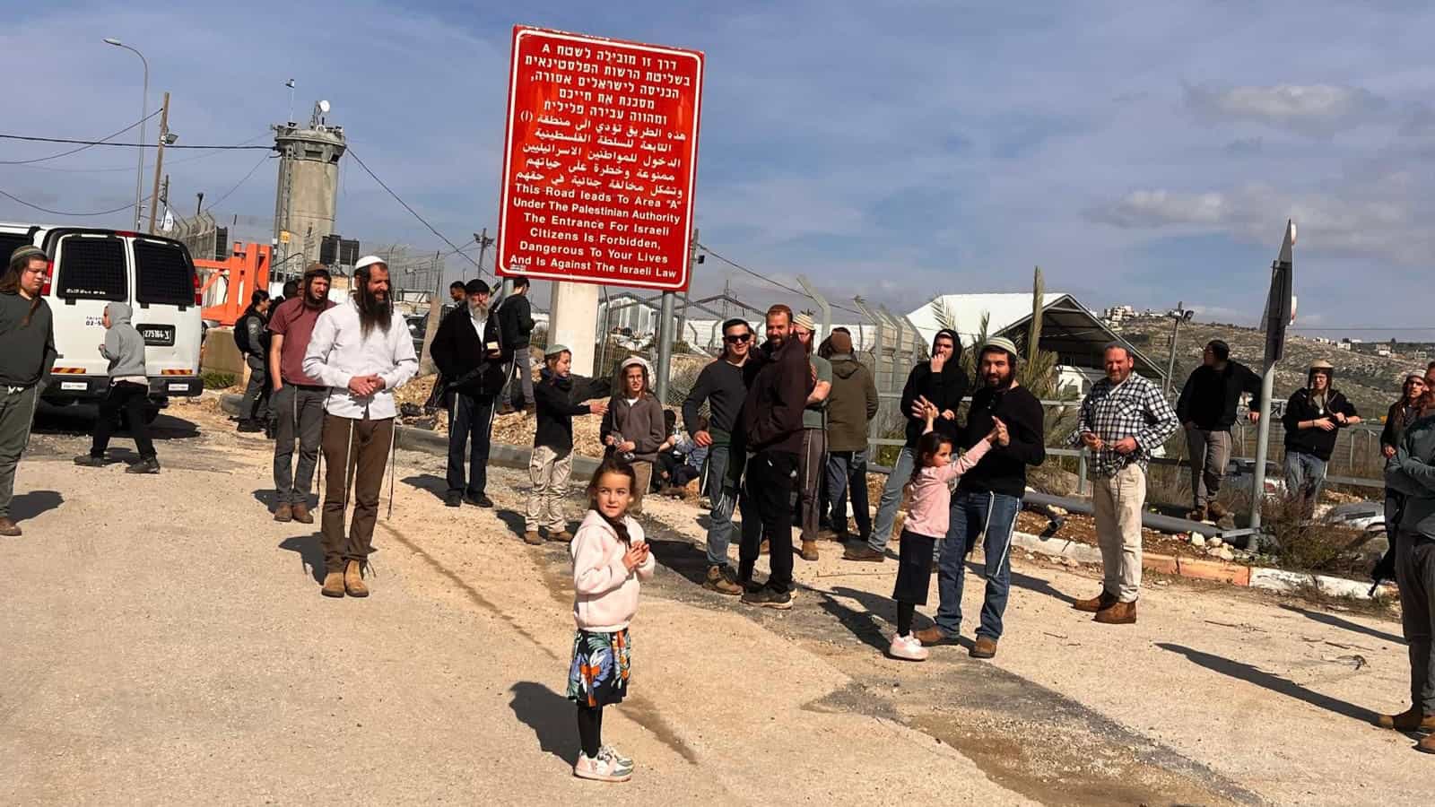 מתפללים יהודים הותקפו ברימוני גז: "להדיח את הקצין"