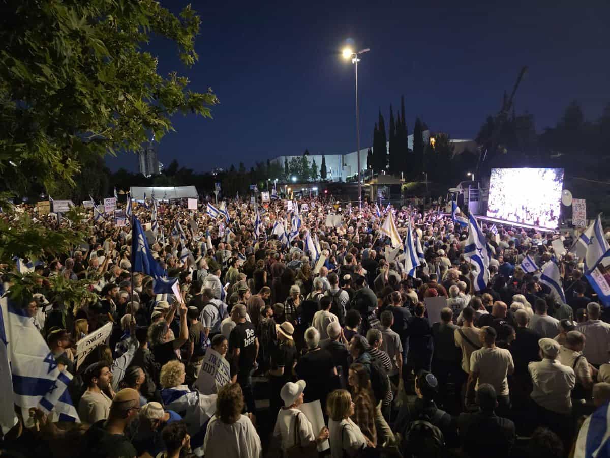 הירי מתימן | רגעי ההכרזה על האזעקה בזמן עצרת הימין