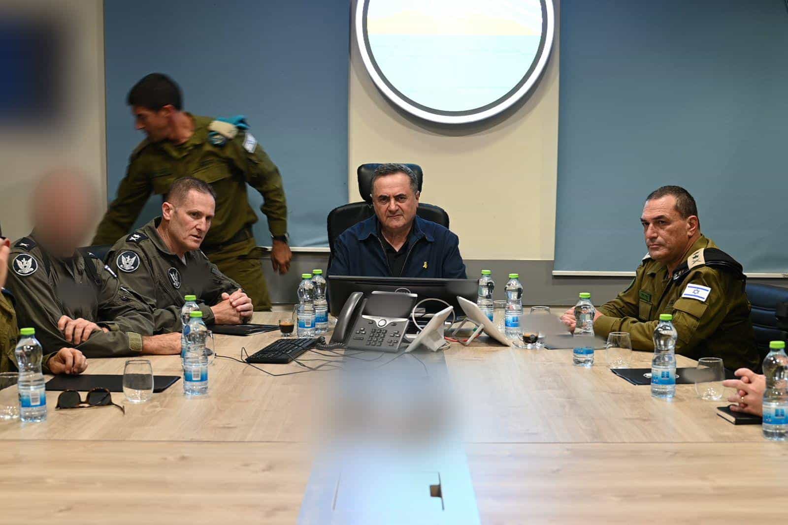אחרי הפגיעה בסורוקה - שר הביטחון מאיים על חמינאי