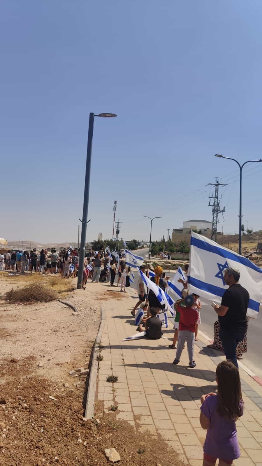 כבוד אחרון | צפו בתושבי נוקדים מצדיעים למשפחתו של נווה לשם הי"ד בדרכם ללויה