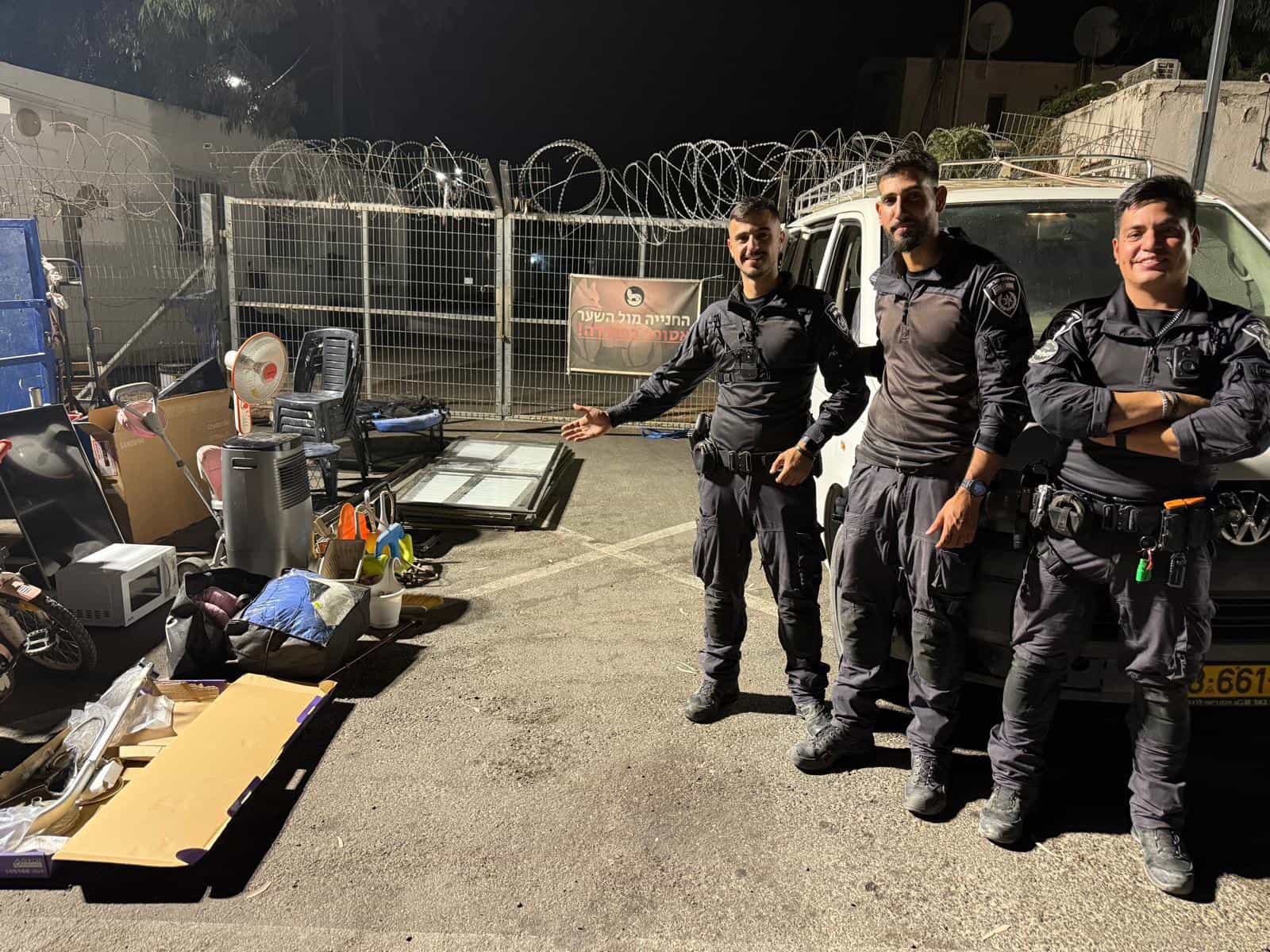 חוליה בדואית נעצרה לאחר שגנבה ציוד מבתים שנפגעו מטילים