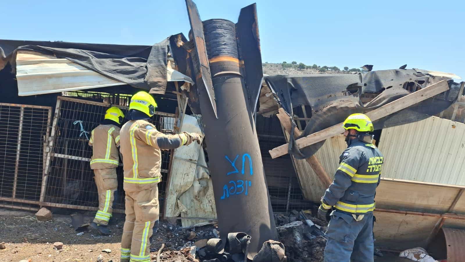רסיס יירוט גדול פגע ברפת בצפון - צוותי כיבוי פועלים במקום