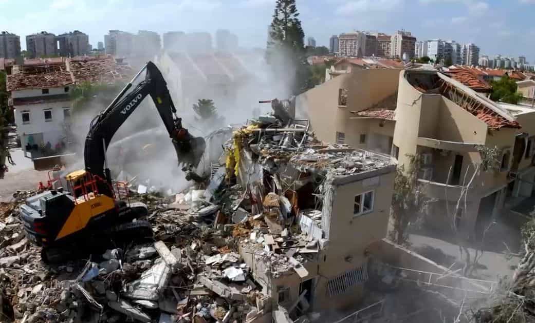"אף אויב לא ישבור אותנו" | עיריית ראשון לציון החלה בהריסת הבתים שנפגעו
