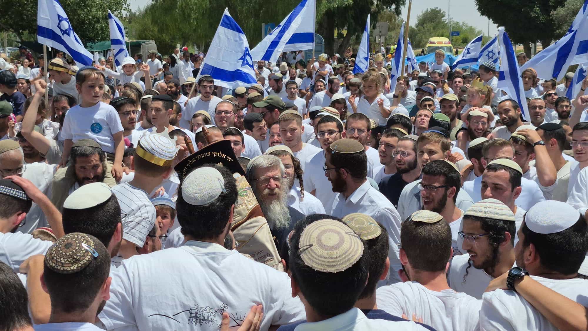 מרגש | ספר תורה הוכנס לביתו של הרב קוסטינר - לרפואת בנו וכל פצועי צה"ל