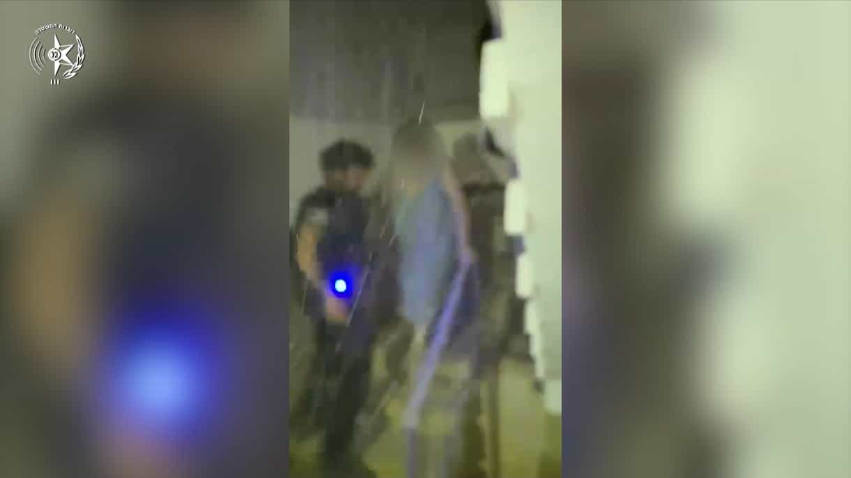 צפו בתיעודים | כוחותינו ממג"ב מפנים אזרחים מהבניין בבת ים