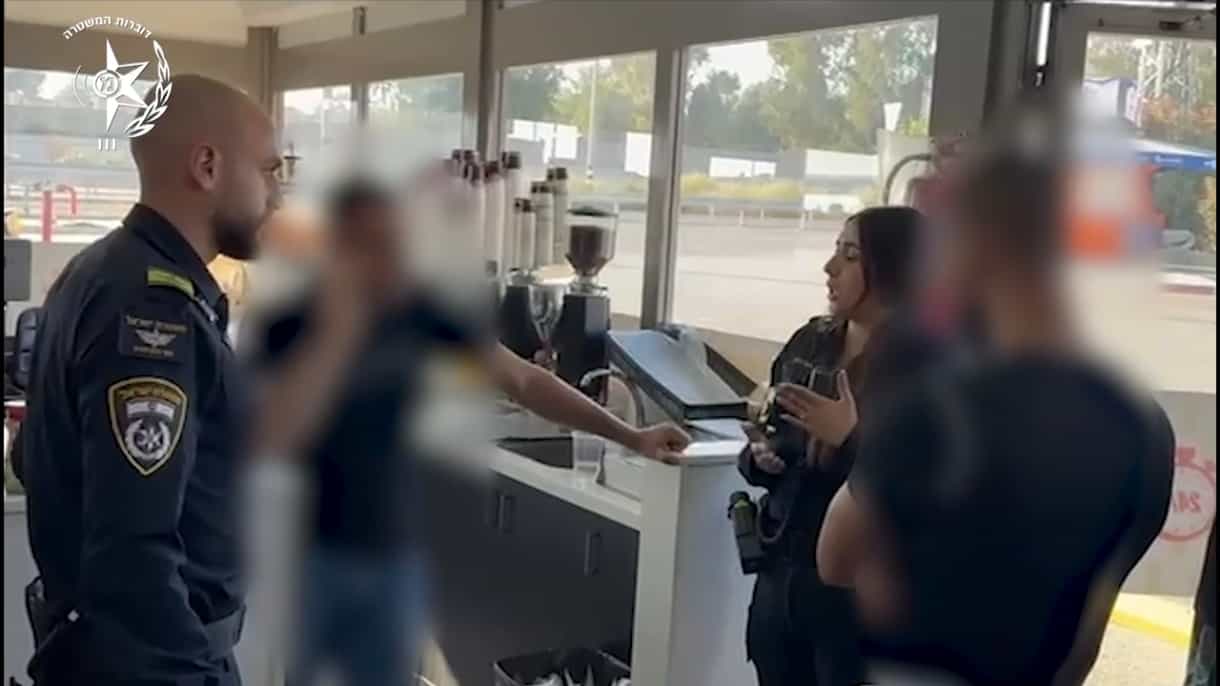 בזמן אזעקה: בעלי עסק מנעו מאזרחים להיכנס למרחב מוגן | המשטרה הגיבה במהירות