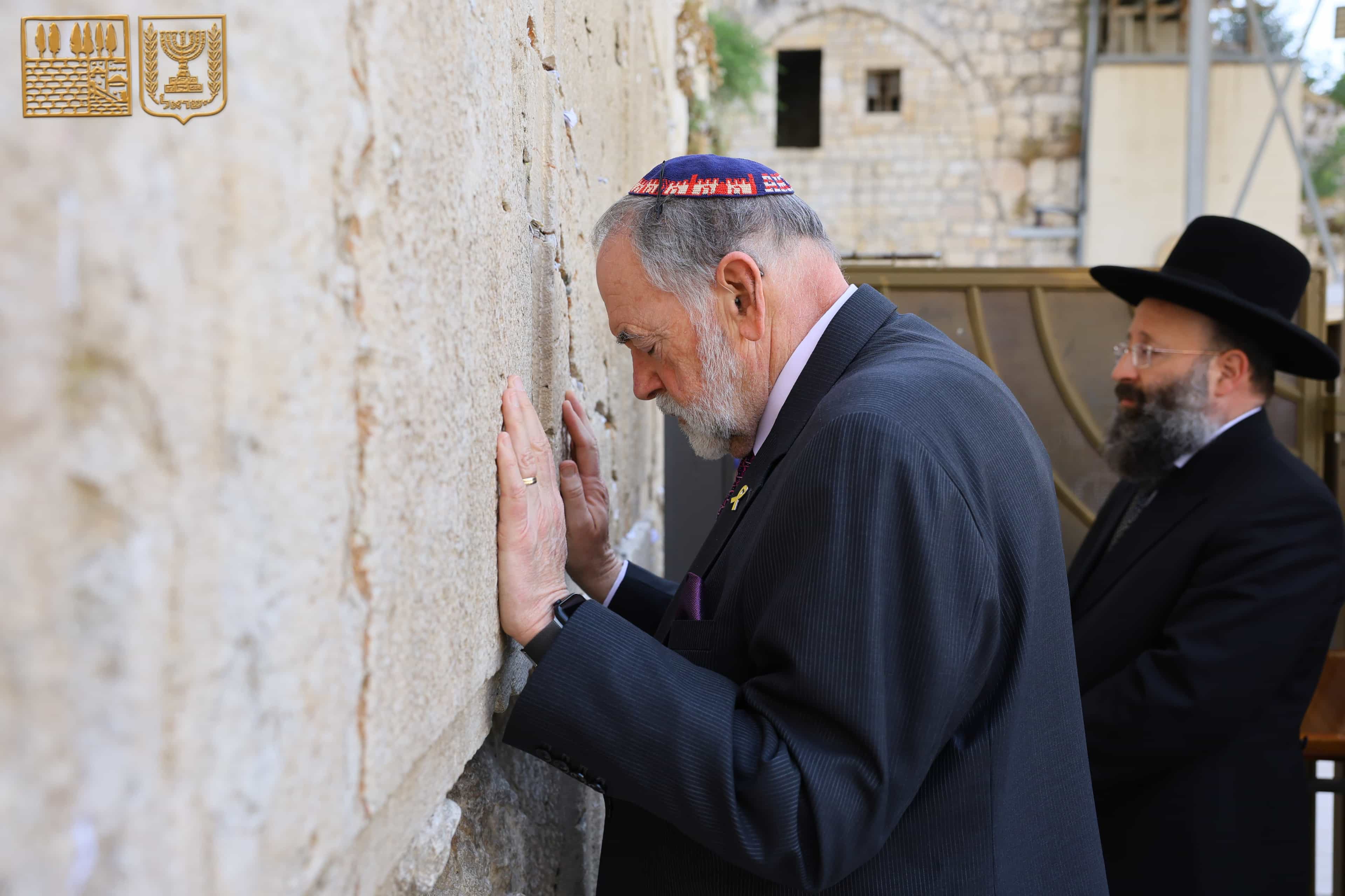 השגריר האקבי מתכונן לפורים | צפו בתיעוד המשעשע של כלביו מחופשים