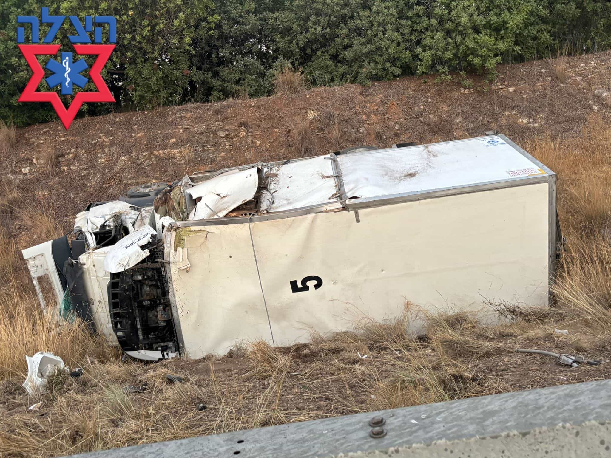 משאית התהפכה בכביש 6: שני נפגעים פונו במצב בינוני