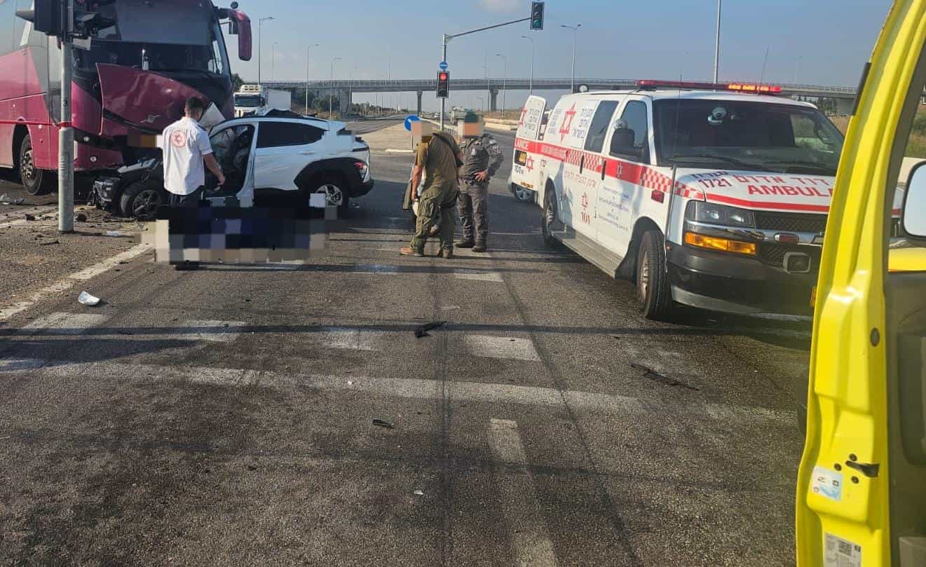 גבר בן 77 נהרג בהתנגשות בין רכב לאוטובוס