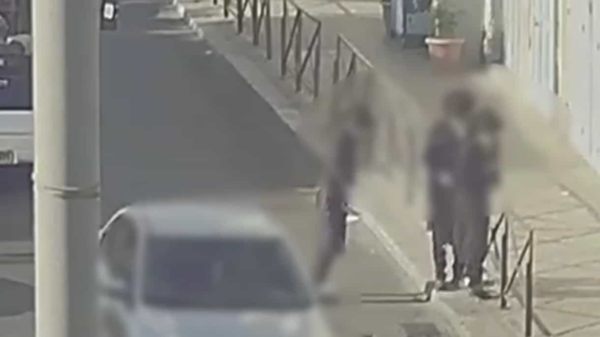 ערבי זרק כוס קפה על יהודים, ונעצר במהירות על ידי שוטרי מחוז ירושלים | תיעוד