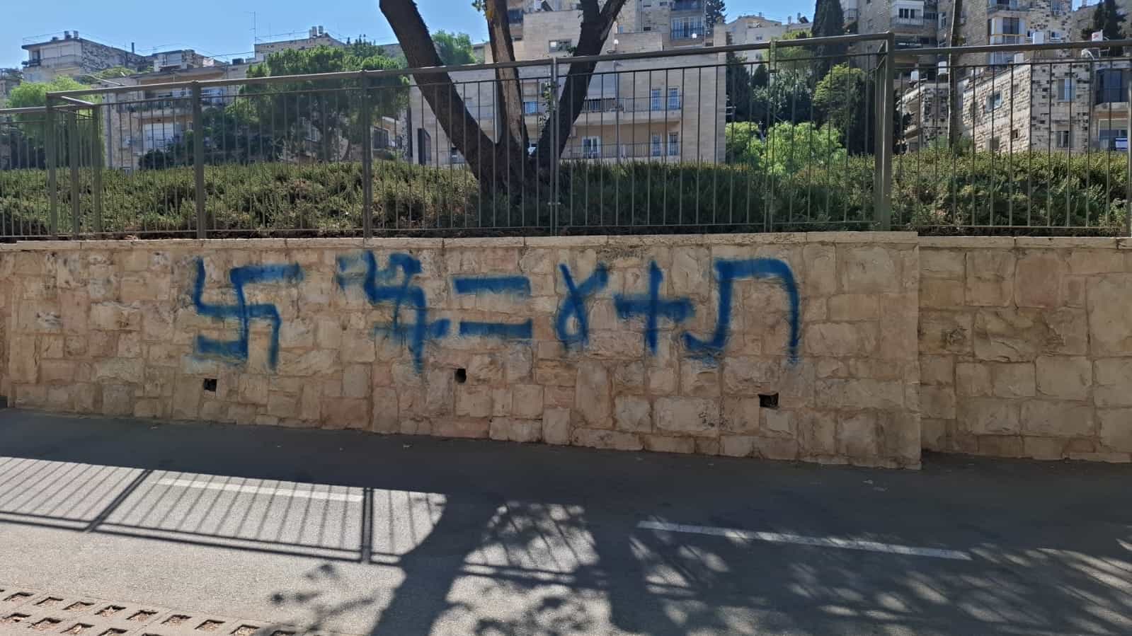מזעזע: צלבי קרס רוססו על בניין הנהלת בני עקיבא בירושלים