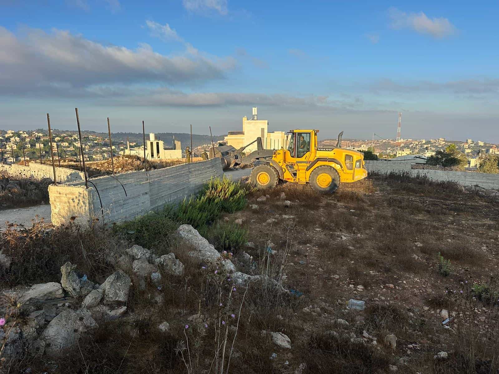 מענה לפיגוע בירושלים: כוחותינו הרסו חומת ענק ומבנה בכפר קבייבה | חולקו 17 צווים נוספים
