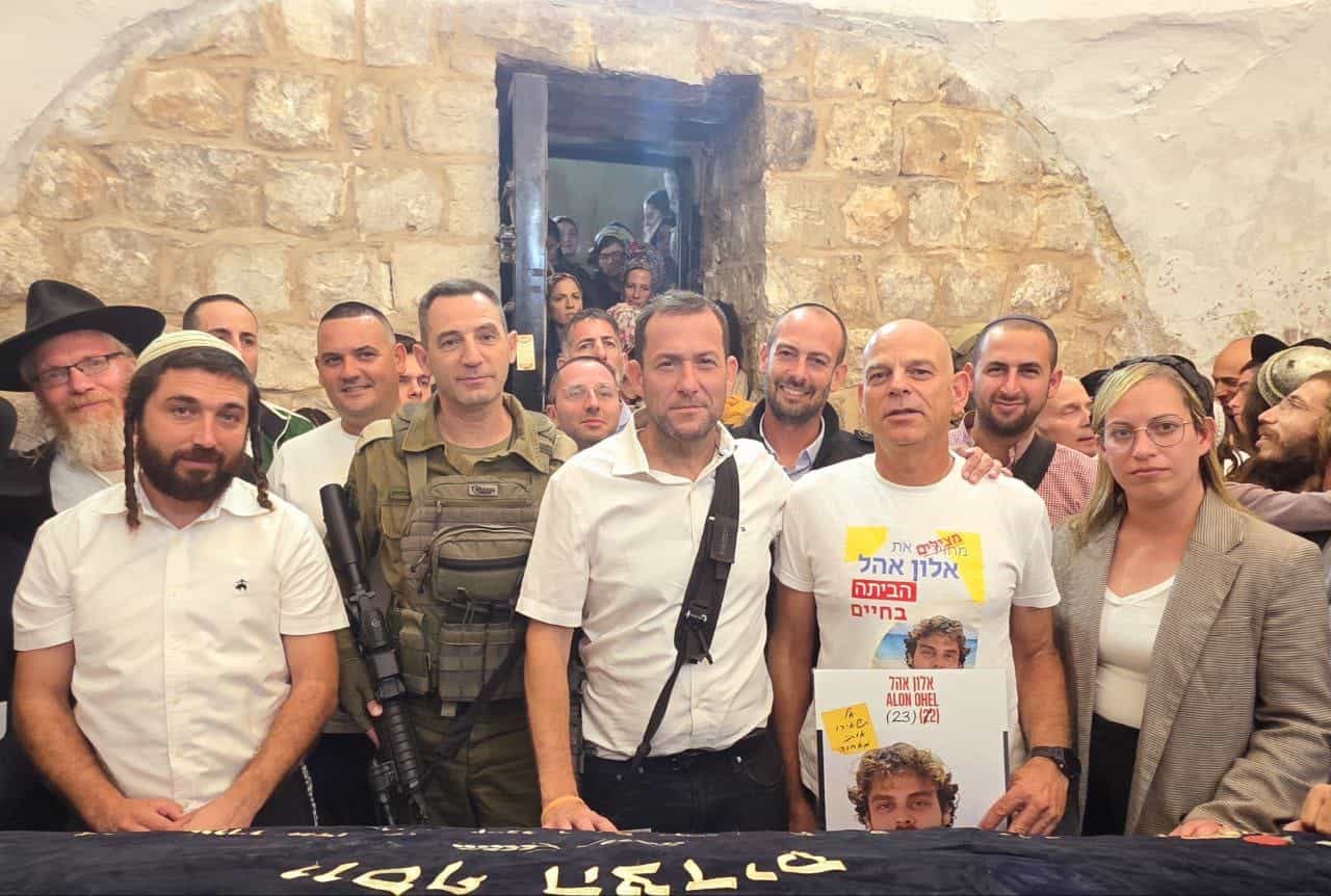 עם אב החטוף: תפילה המונית בקבר יוסף להצלחת התמרון בעזה