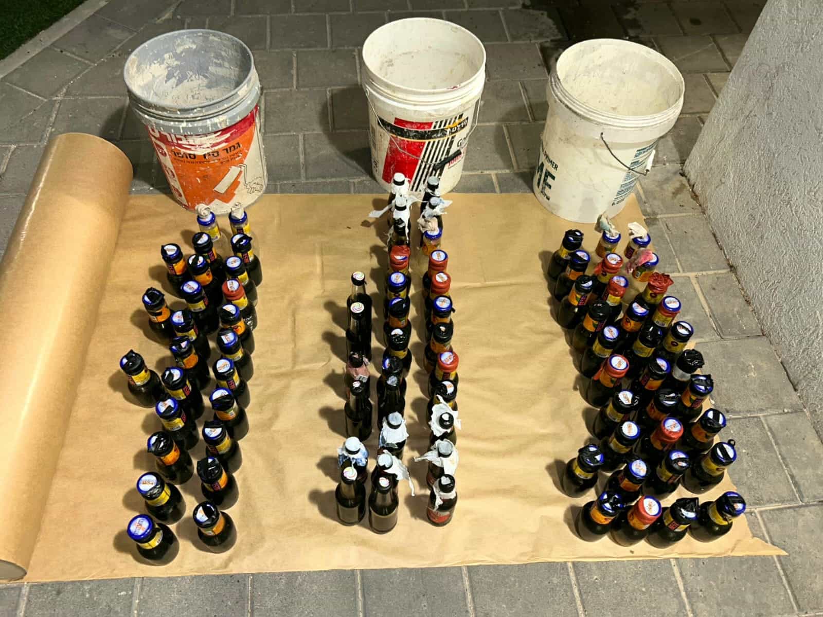 כוחותינו עצרו שני מחבלים בחברון - הכינו מצבור של בקבוקי תבערה