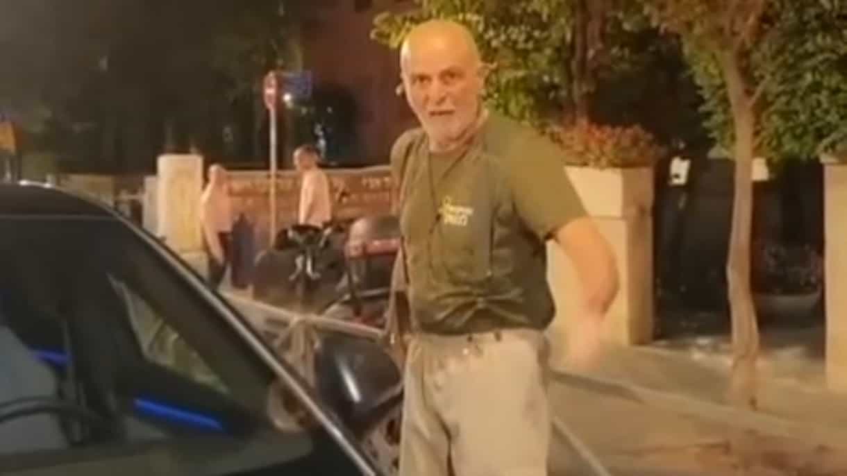 מפגין חוסם פעיל ״אחים לנשק״, סופג קללות ומבהיר: הנחיית היועמ״שית | צפו