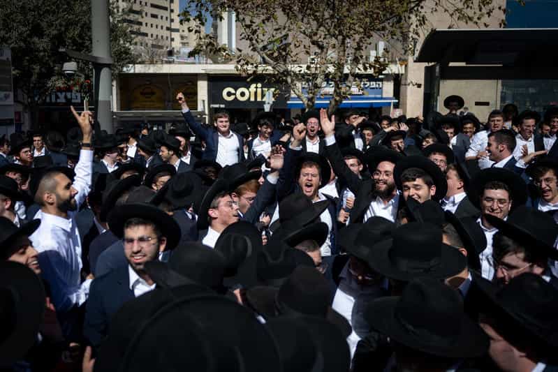 לפחות 25 עריקים חרדים מחסידות חב”ד עוכבו בנתב”ג | דובר צה”ל: “יישפטו בהתאם לחוק”