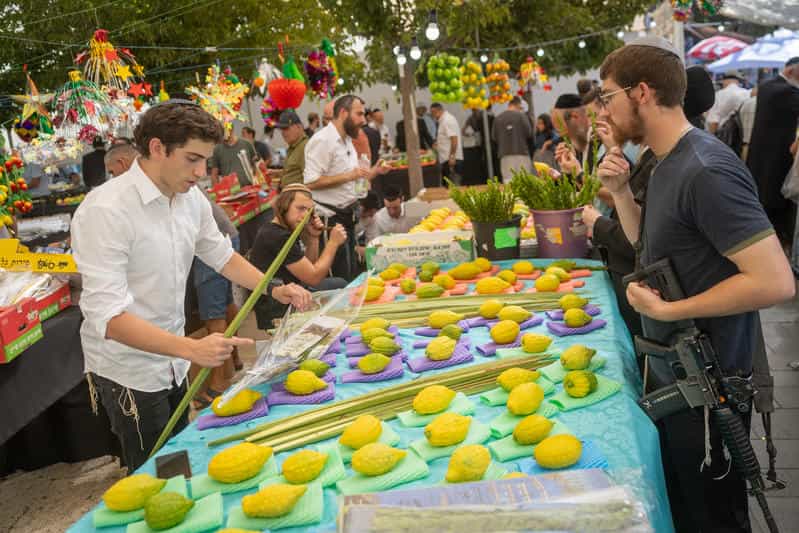 נערכים לחג: אלו מוקדי חלוקת הסכך בגני תקווה