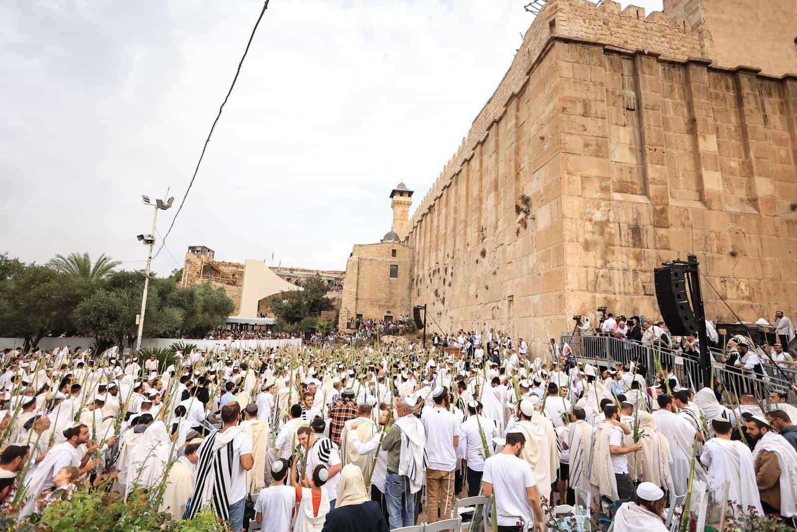 אלפי מתפללים במערת המכפלה לכבוד חול המועד | "כח לחיילים לניצחון ישראל בכל החזיתות"