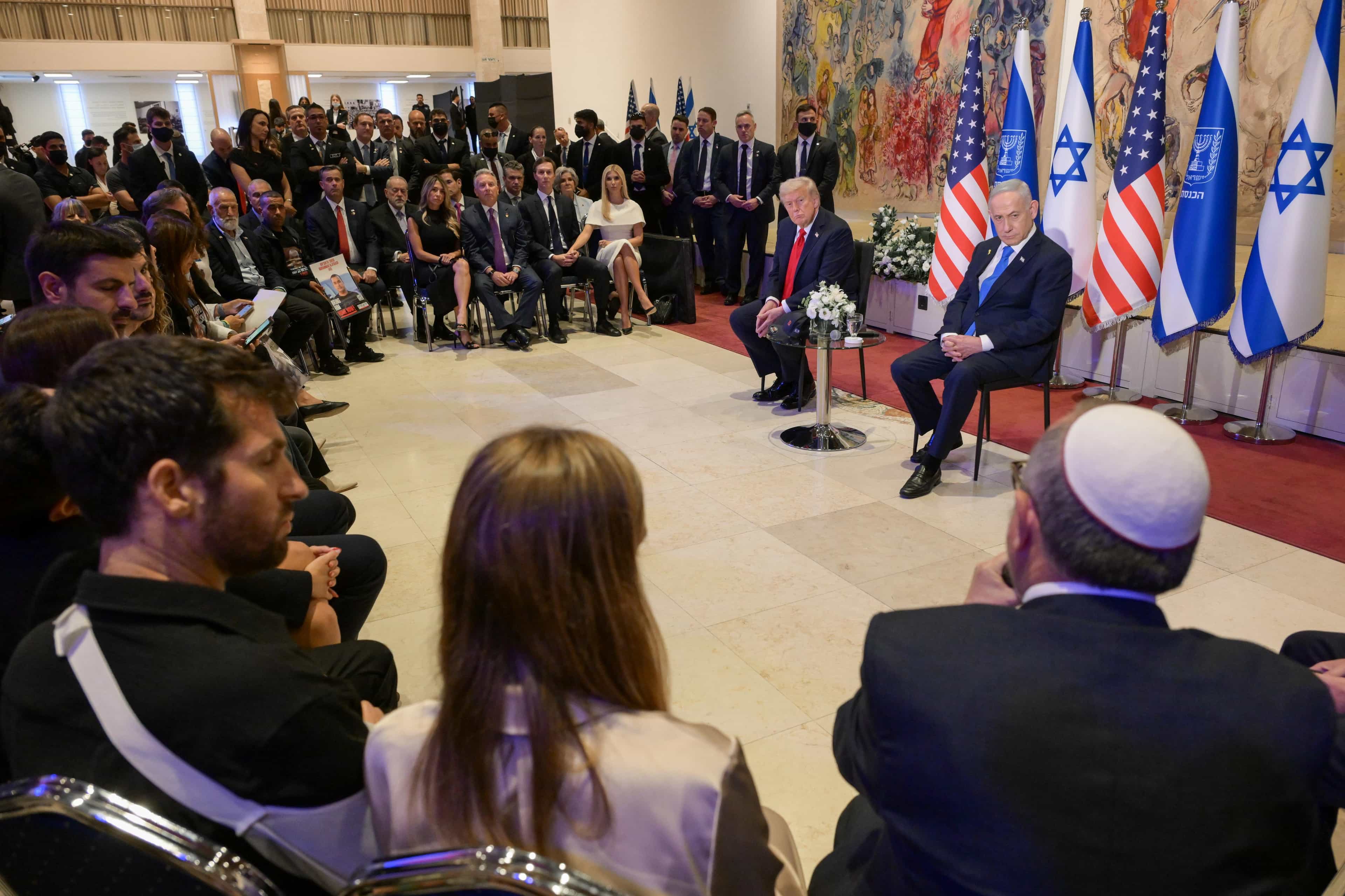 איך הגענו למצב שכל החטופים החיים חזרו ביום אחד? | דעה