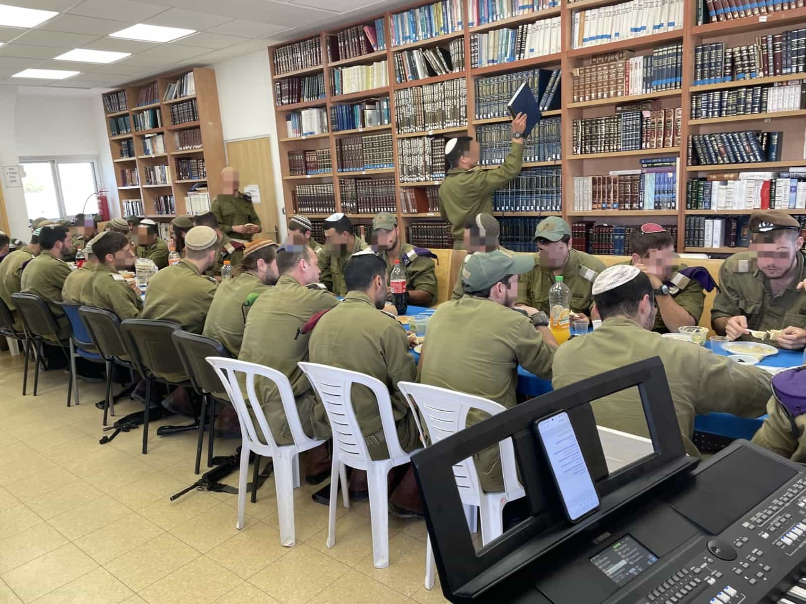 משלבים ספרא וסייפא | צוערי קורס קצינים סיימו מסכת בטקס הסיום