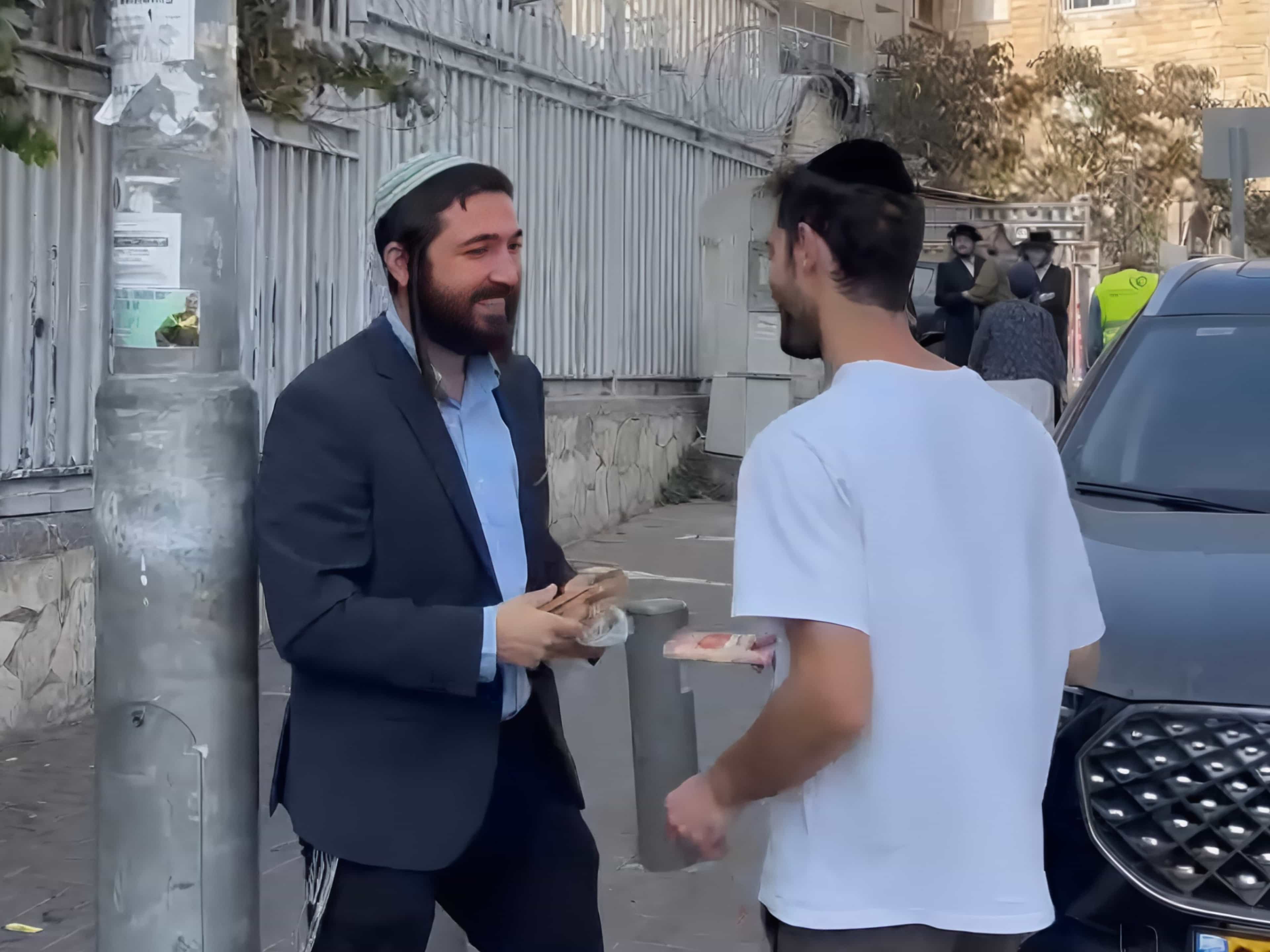 שוקולד מול הצעקות | ח"כ סוכות חיזק את המתגייסים החרדים בלשכת הגיוס