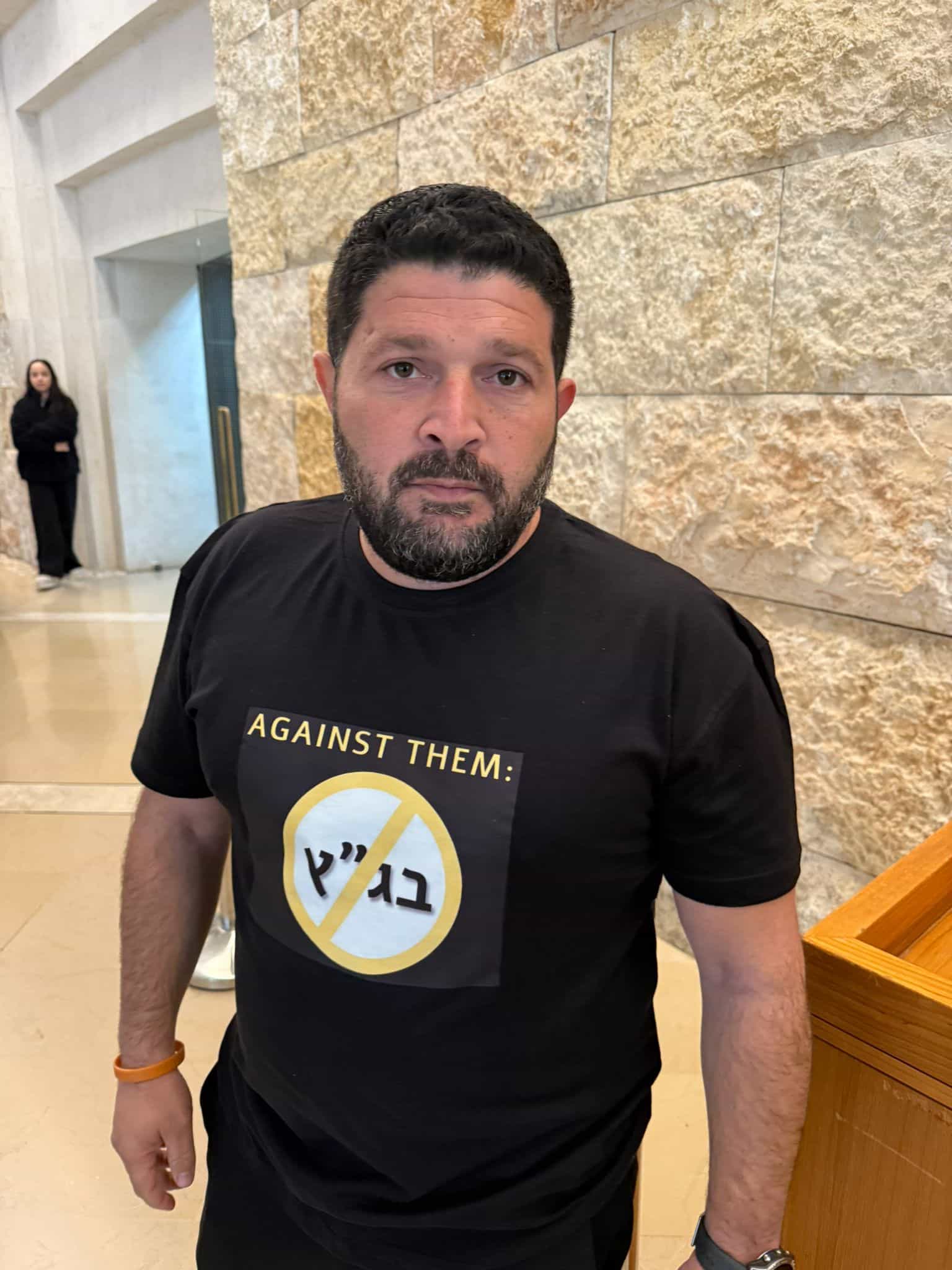 מחאה נגד בג"ץ | צפו בחולצה איתה הגיע אלמוג כהן לדיון