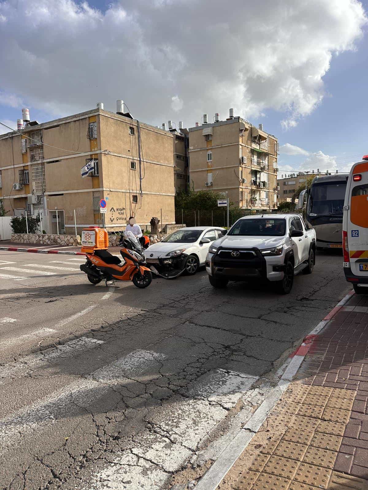 אשה נפגעה מרכב בעיר רמלה