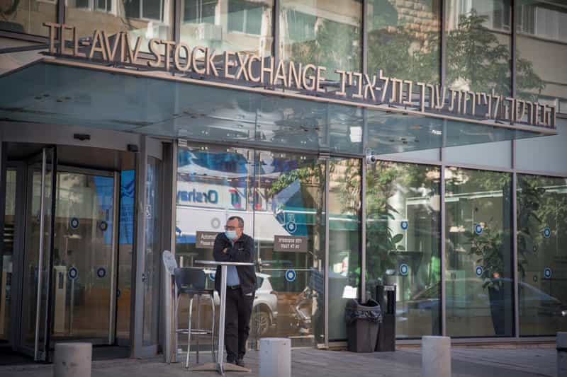 טלטלה בבורסה בתל אביב: המדדים צנחו, מניות הנדל"ן התרסקו – ומי דווקא זינקו?