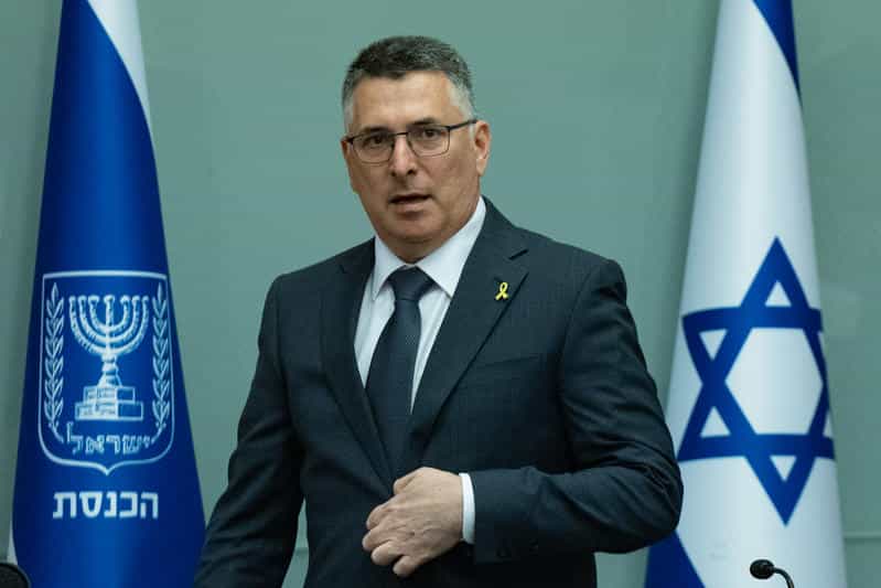 ישראל מרחיבה את השותפויות: השר סער יוצא לביקור מדיני-כלכלי באזרבייג'ן וקזחסטן