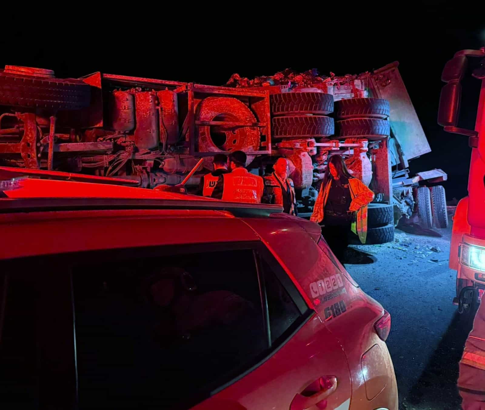 משאית התהפכה סמוך לערד - הנהג נפצע באורח בינוני