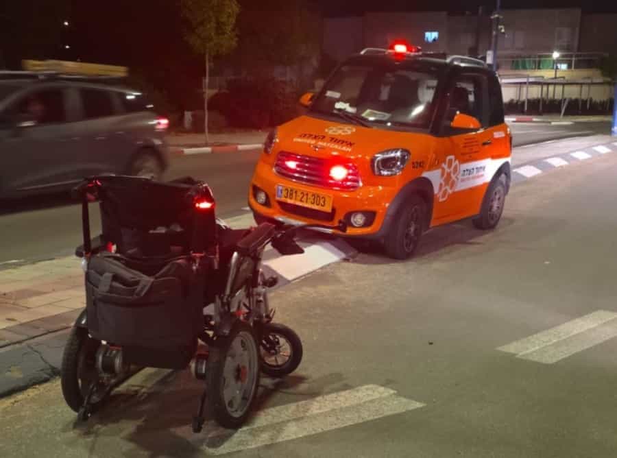 נכה נפצע קשה מפגיעת רכב מסחרי לאחר שחצה את הכביש עם כיסא גלגלים