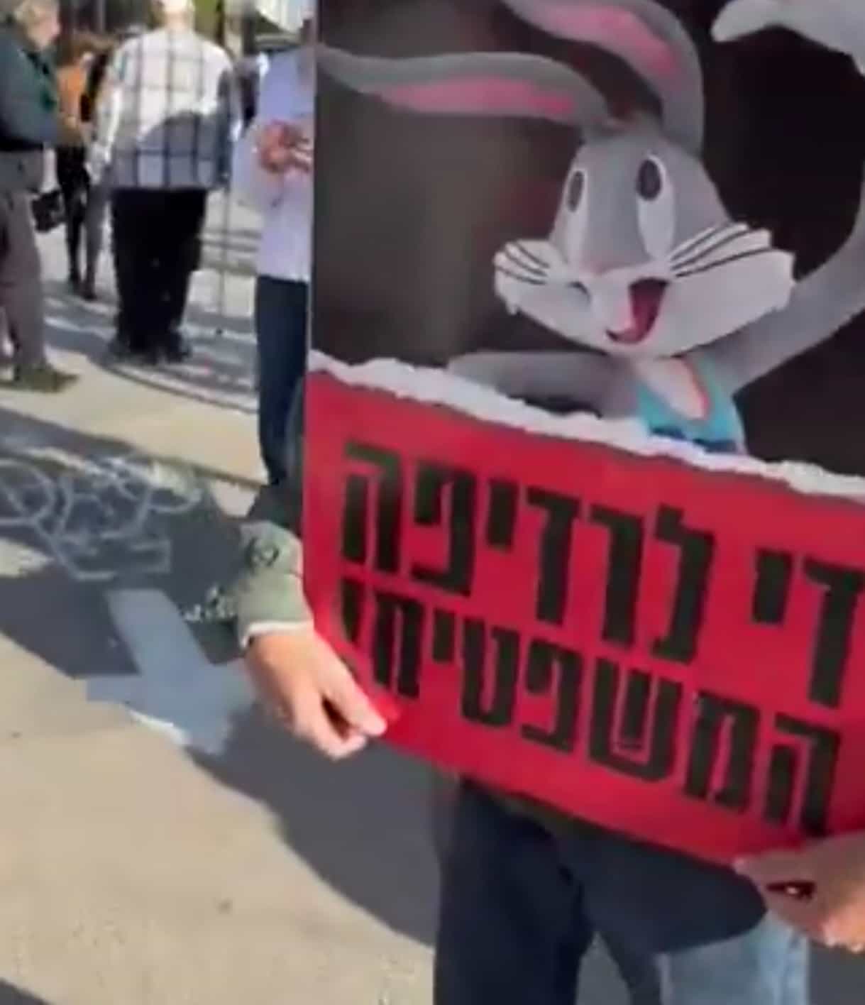 "די לרדיפה המשפטית" | אנשי ימין הפגינו מול משפט נתניהו - צפו