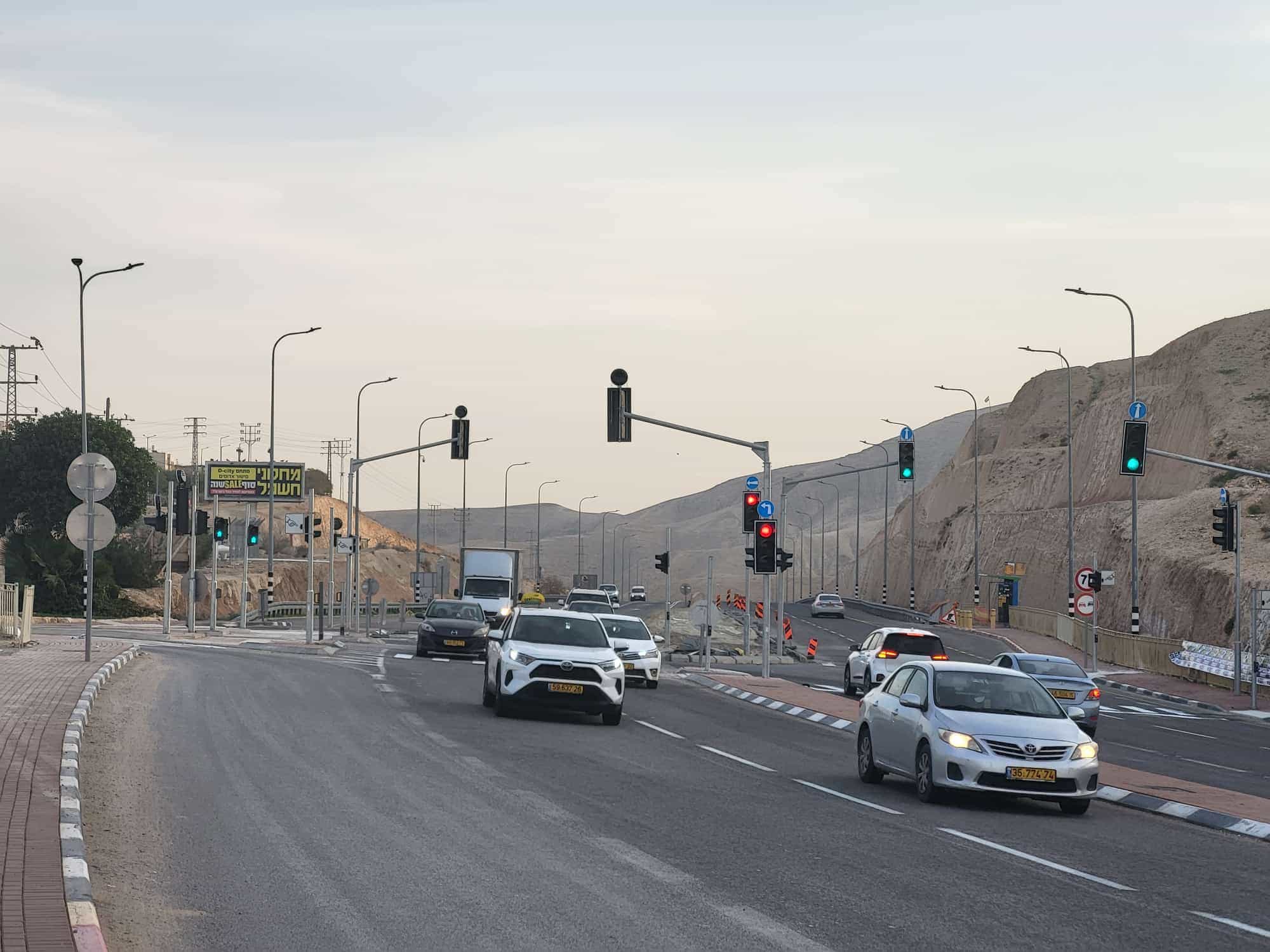 מהפכת התחבורה בבנימין נמשכת: רמזור חדש הוקם בצומת המסוכן