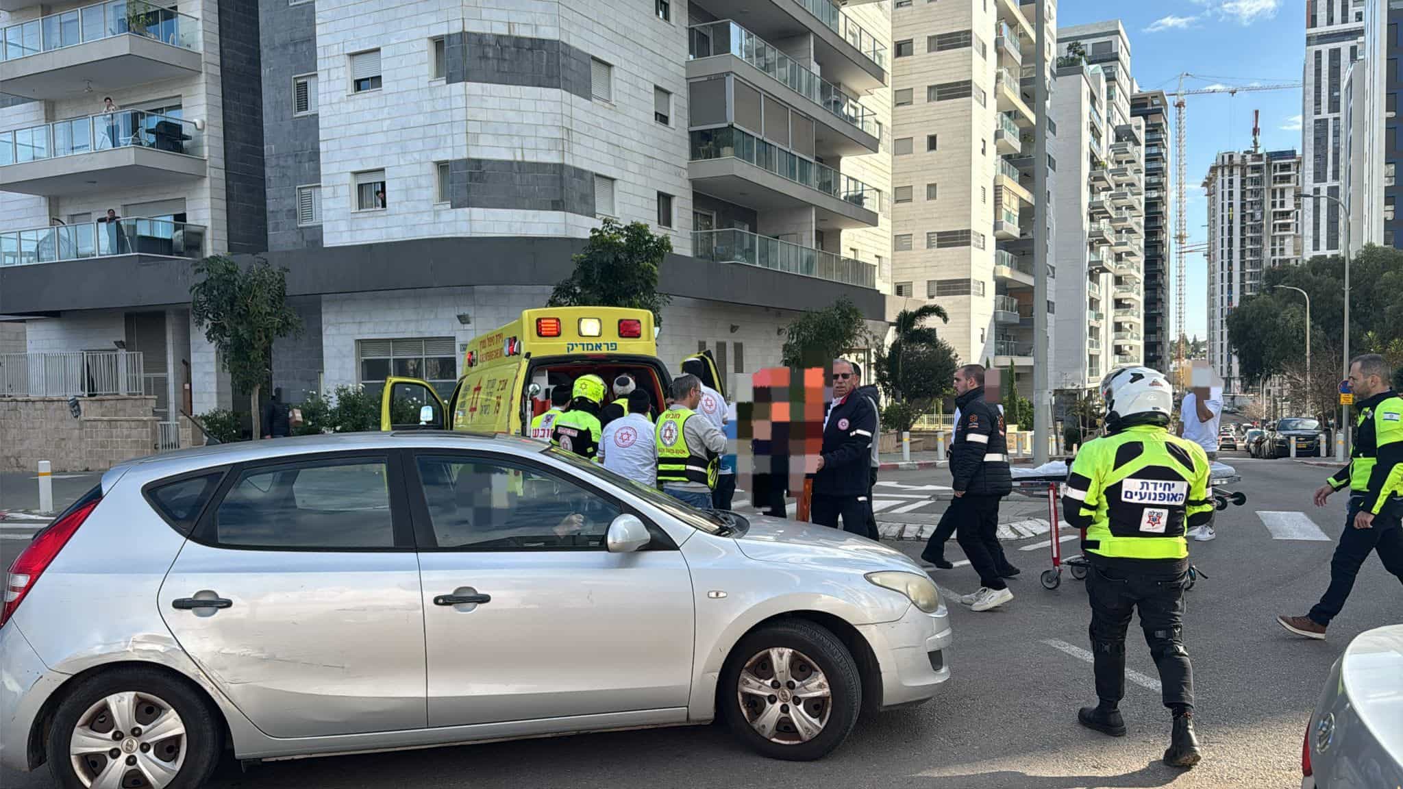 גבר נפגע מרכב בגבעת שמואל: מצבו קשה