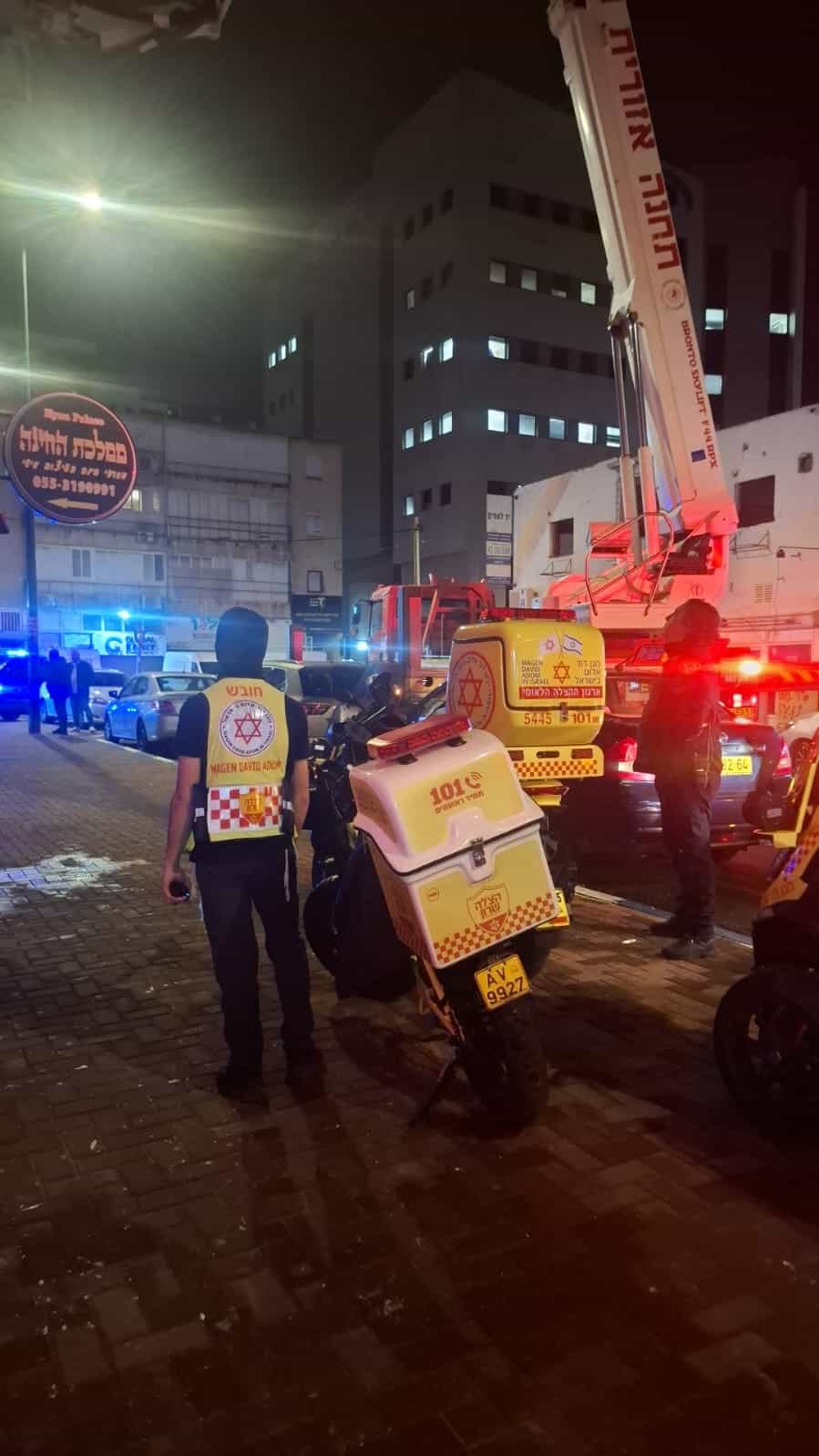 דרמה בנתניה: בן 51 התמוטט בביתו - חייו ניצלו לאחר פעולות החייאה וחילוץ מורכב