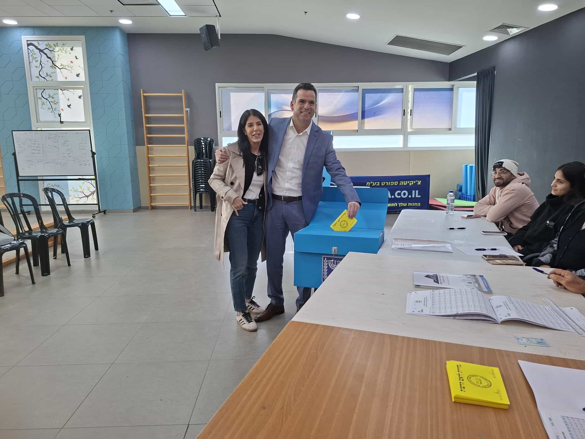 נתניה בוחרת: המועמד לראשות העיר אבי סלמה הצביע בקלפי
