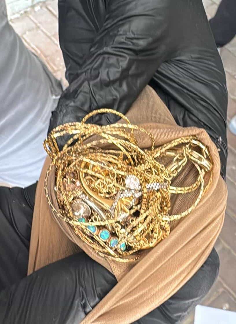נתפסו על חם | פרצו לדירה ונעצרו עם תכשיטי זהב