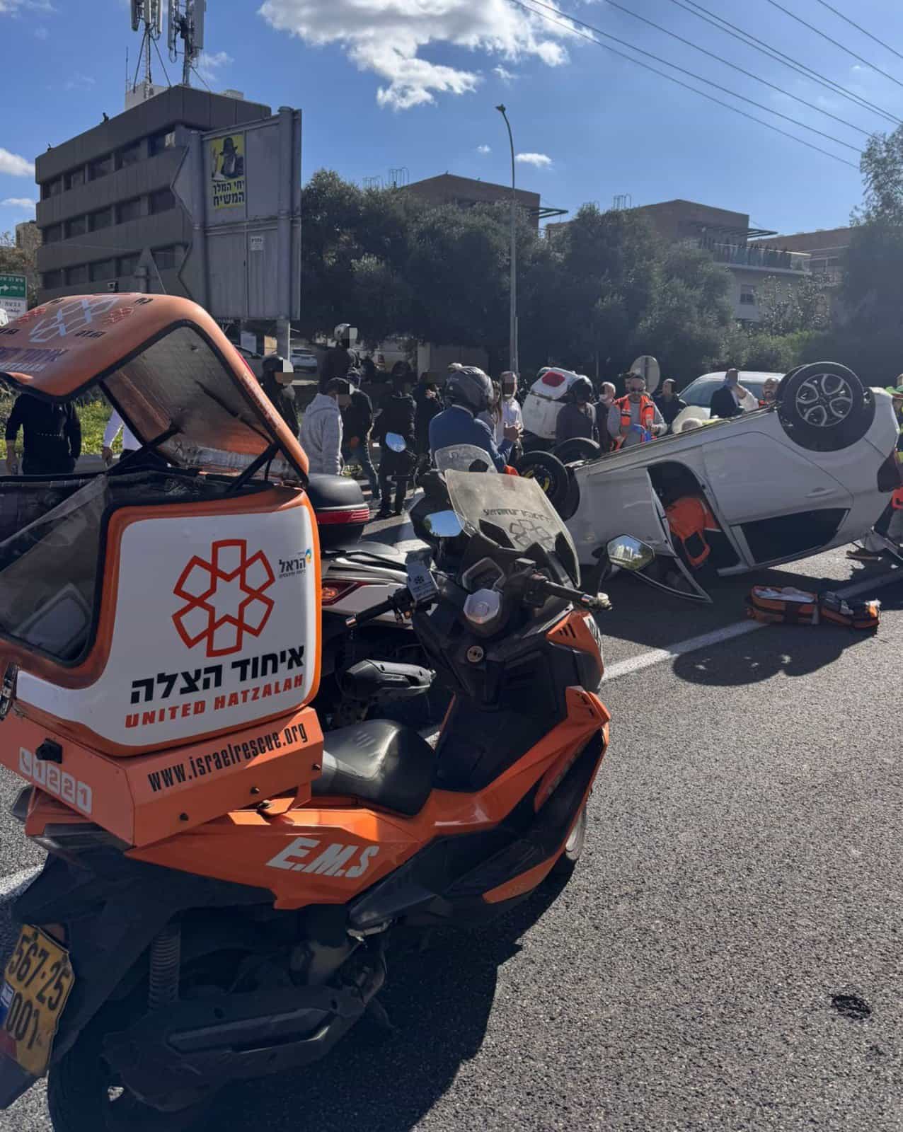 נהג רכב שהתהפך נפצע בינוני בתאונה על כביש 4
