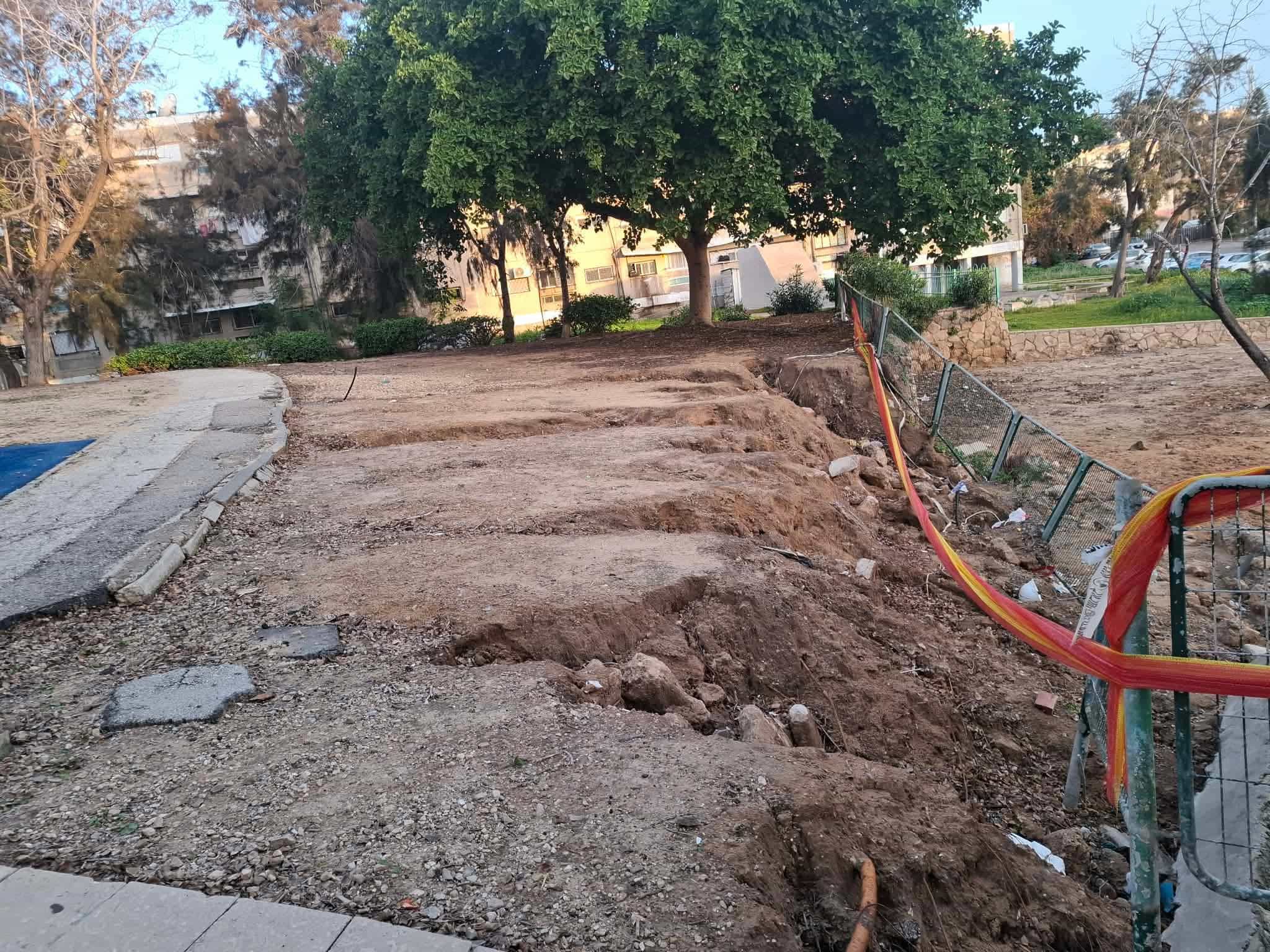 בעקבות הסופה: קיר קרס ברחוב בעיר אשקלון- העירייה לא ממהרת לתקן